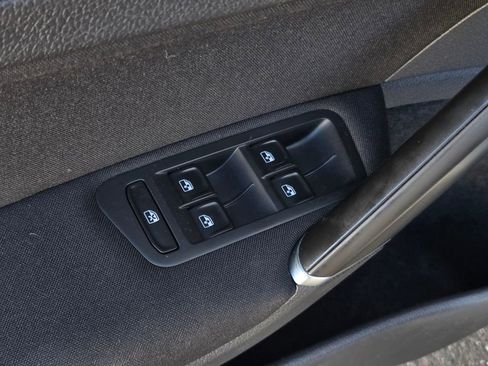 Used 2017 Volkswagen Golf S image 11