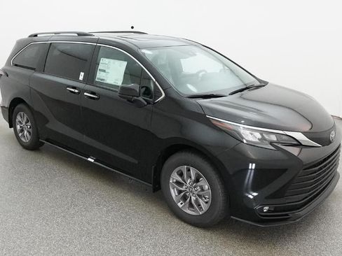 New 2026 Toyota Sienna XLE FWD image 13