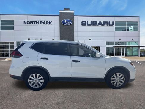 Used 2017 Nissan Rogue S FWD image 2