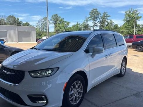 Used 2022 Chrysler Pacifica Touring-L FWD image 1