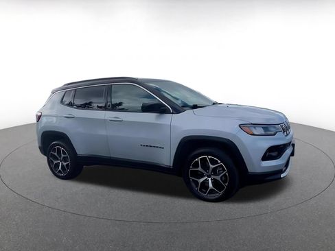 Used 2025 Jeep Compass Limited AWD/4WD image 2