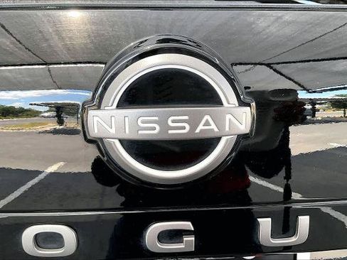 Certified 2025 Nissan Rogue SV FWD image 30