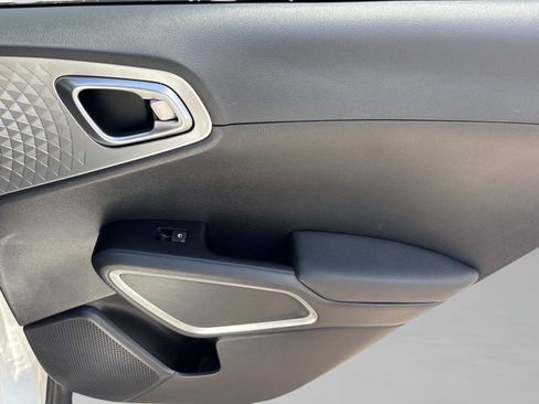 Used 2023 Kia Soul LX w/ LX Technology Package FWD image 16