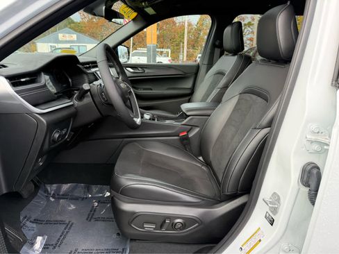 Used 2025 Jeep Grand Cherokee L Altitude image 12