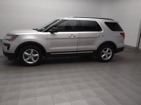 Used 2019 Ford Explorer XLT image 2
