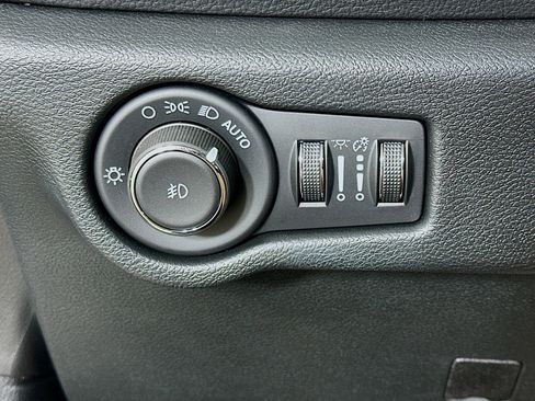 Used 2025 Chrysler Pacifica Premium FWD image 17
