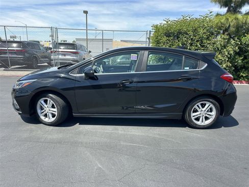 Used 2017 Chevrolet Cruze LT FWD image 3