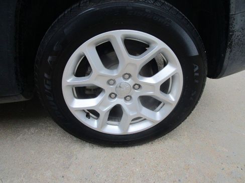 Used 2017 Jeep Renegade Latitude image 38