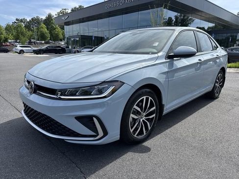 Used 2025 Volkswagen Jetta SE FWD image 3