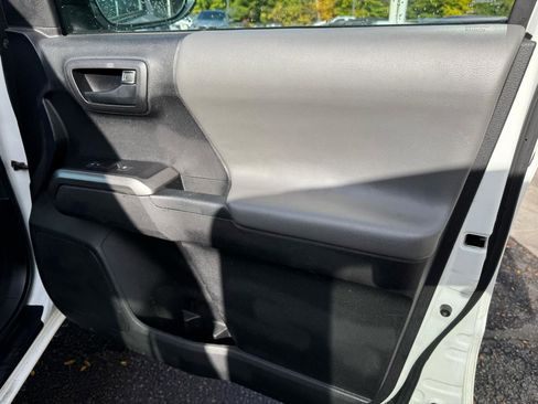 Used 2022 Toyota Tacoma SR5 RWD image 12