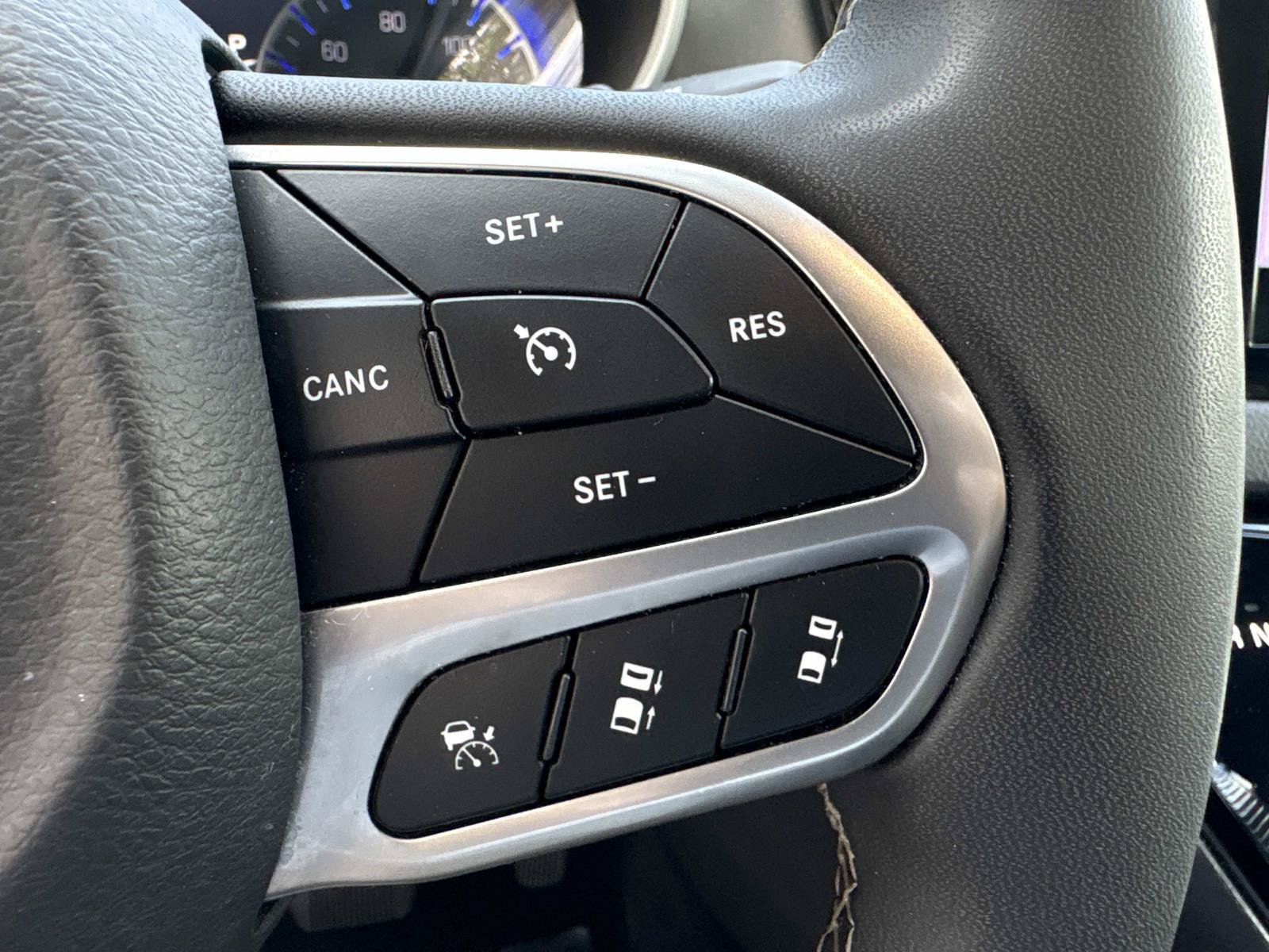 Certified 2025 Chrysler Pacifica Select FWD image 32