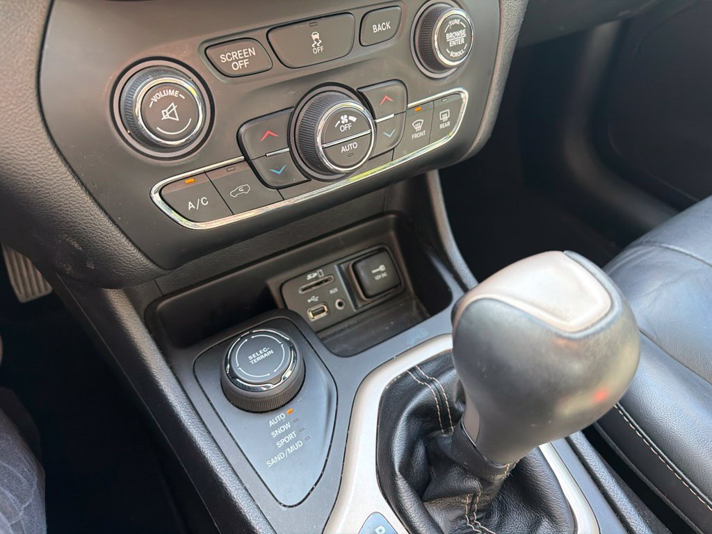 Certified 2017 Jeep Cherokee Limited AWD/4WD image 17