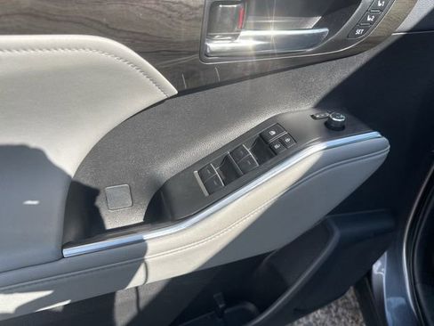 Used 2024 Toyota Highlander Platinum FWD image 13