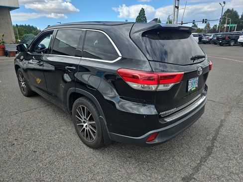 Used 2017 Toyota Highlander SE AWD/4WD image 3