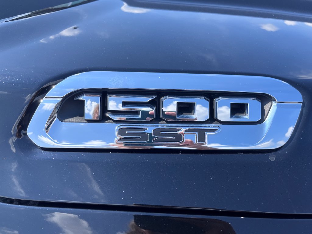 Used 2025 RAM 1500 Laramie AWD/4WD image 3
