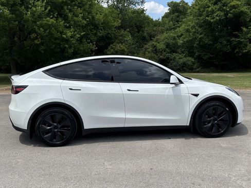 Used 2024 Tesla Model Y Long Range RWD image 8