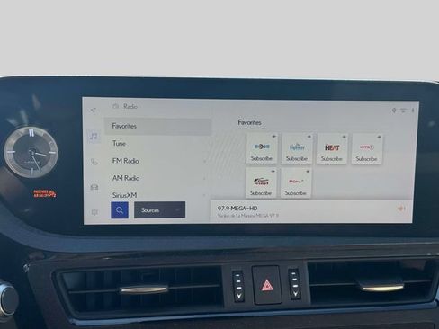 Used 2024 Lexus ES 300h w/ Luxury Package FWD image 34