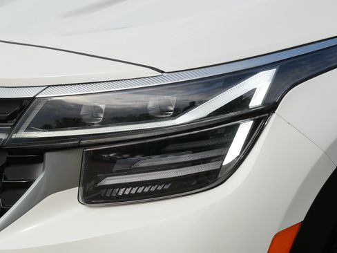 Certified 2024 Kia Seltos SX w/ SX Sunroof Package AWD/4WD image 16