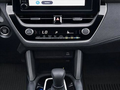 Used 2025 Toyota Corolla Cross LE FWD image 14