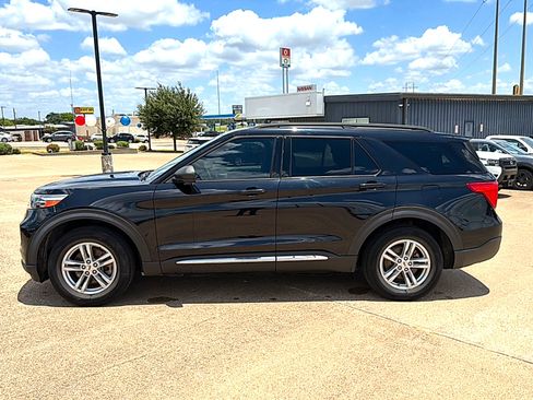 Used 2020 Ford Explorer XLT RWD image 2