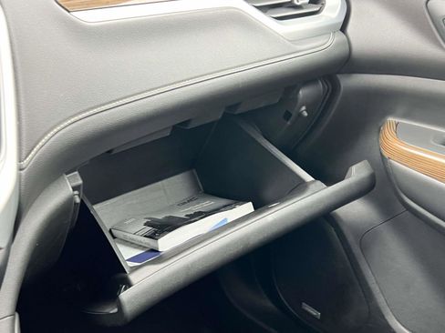 Used 2022 GMC Acadia SLE w/ Driver Convenience Package image 9