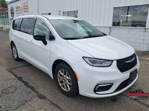 Used 2024 Chrysler Pacifica Touring-L FWD image 14