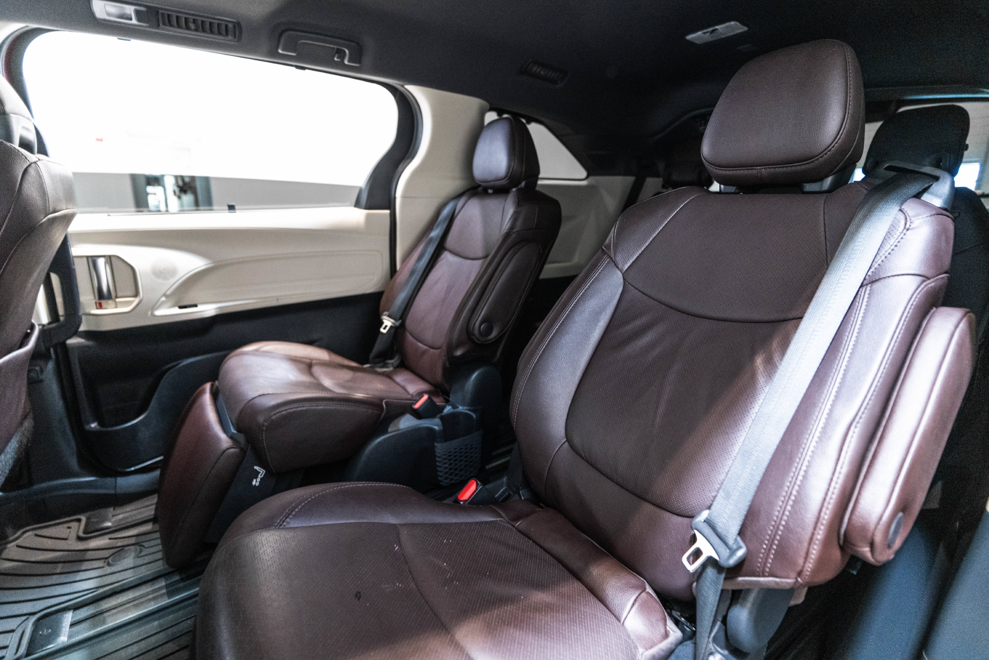 Used 2023 Toyota Sienna Platinum FWD image 34