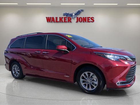 Used 2021 Toyota Sienna XLE w/ XLE Plus Package image 1