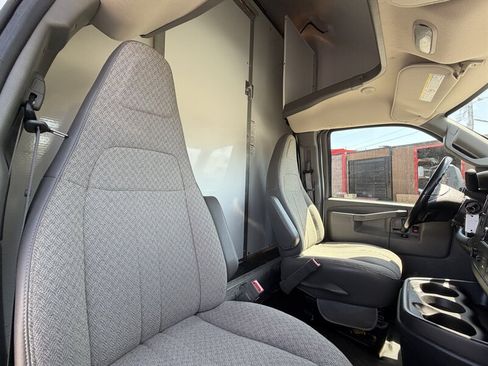 Used 2022 GMC Savana 3500 Extended w/ Power Convenience Package RWD image 16