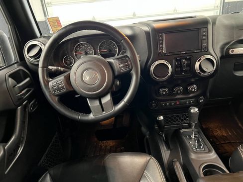 Used 2015 Jeep Wrangler Unlimited Rubicon w/ Dual Top Group AWD/4WD image 8