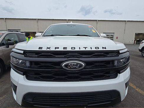 Used 2024 Ford Expedition Limited AWD/4WD image 2