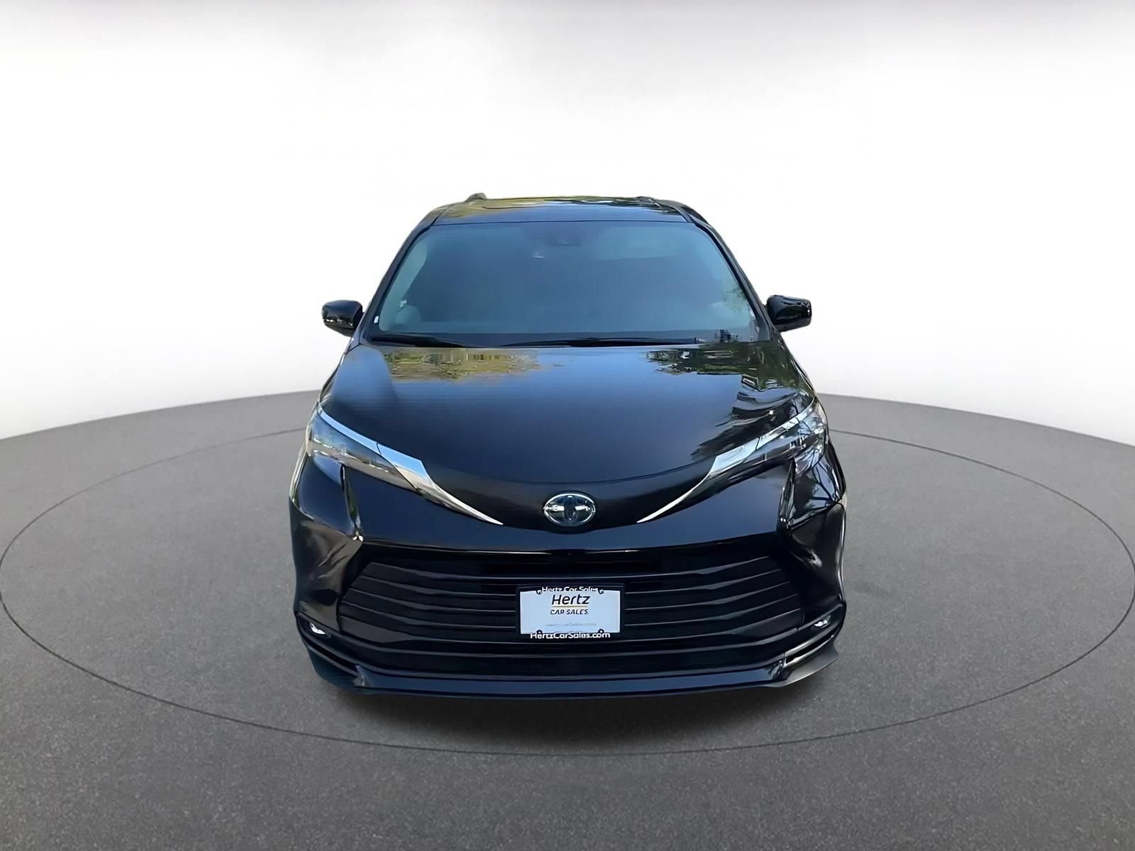 Used 2025 Toyota Sienna XLE FWD image 4