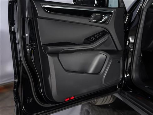 Certified 2026 Porsche Macan AWD/4WD image 22