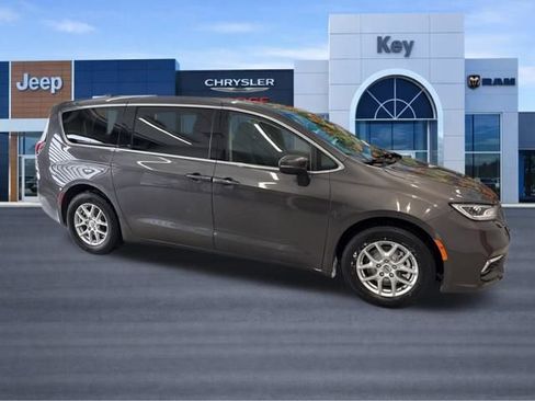 Used 2023 Chrysler Pacifica Touring-L image 10