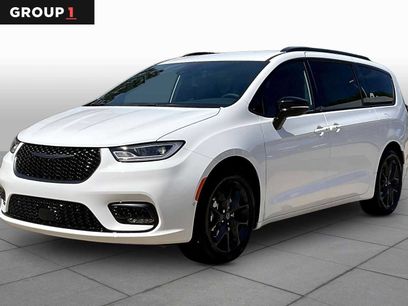 New 2026 Chrysler Pacifica Select w/ S Appearance Package