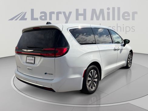 Used 2024 Chrysler Pacifica Limited FWD image 5