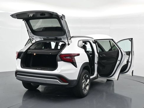 Used 2025 Chevrolet Trax LT FWD image 37