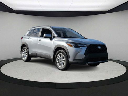 Used 2024 Toyota Corolla Cross LE image 2