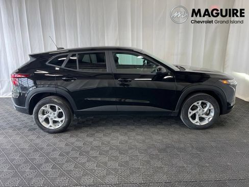Used 2024 Chevrolet Trax LS w/ LS Convenience Package FWD image 2