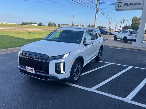 Used 2024 Hyundai Palisade SEL w/ Premium Package FWD image 3