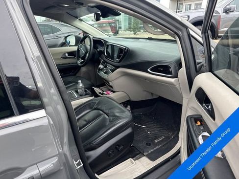 Used 2022 Chrysler Pacifica Touring-L w/ Uconnect Theater Family Group FWD image 5