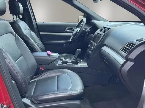 Used 2017 Ford Explorer XLT w/ Equipment Group 202A AWD/4WD image 22