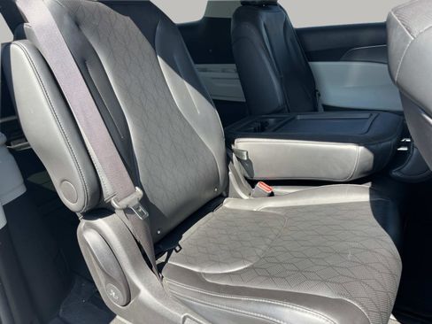 Used 2023 Kia Carnival LX FWD image 19