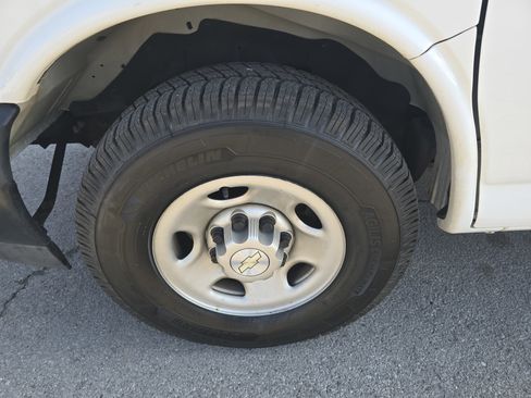 Used 2021 Chevrolet Express 2500 RWD 2500 135 w/ Driver Convenience Package image 29