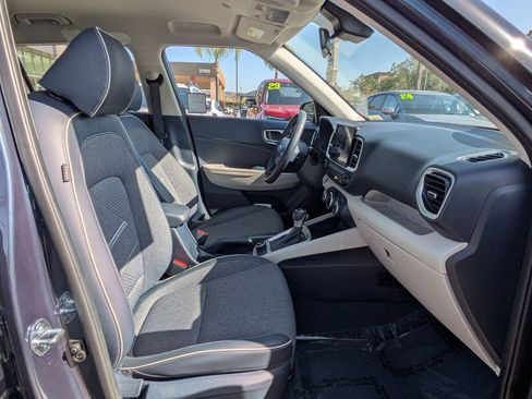 Certified 2025 Hyundai Venue Limited FWD image 29