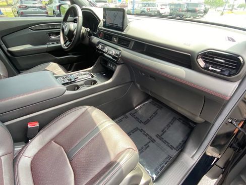 Used 2025 Honda Pilot Black Edition image 38