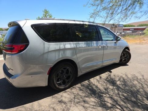 Used 2021 Chrysler Pacifica Limited w/ Uconnect Theater Family Group FWD image 4