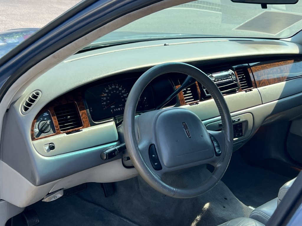 Used 1999 Lincoln Town Car Executive RWD image 5