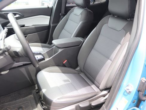 Used 2025 Chevrolet Trax LT w/ Driver Confidence Package FWD image 5