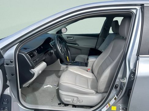 Used 2017 Toyota Camry XLE w/ Moonroof Package FWD image 16